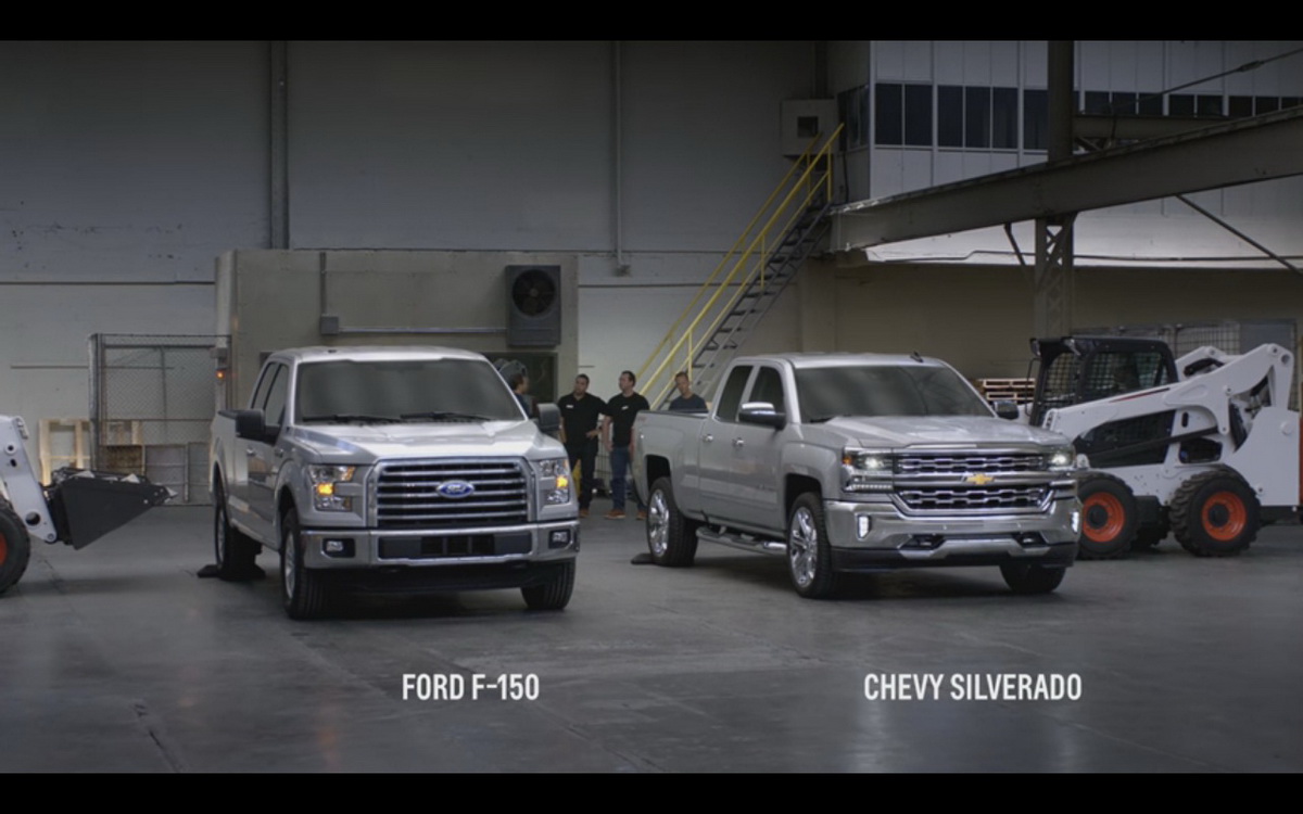 Chevrolet Silverado đọ độ bền thùng xe với Ford F-150