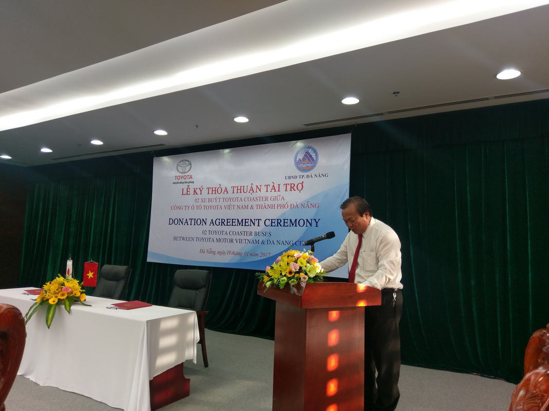 Toyota Việt Nam trao tặng xe buýt Coaster cho thành phố Đà Nẵng