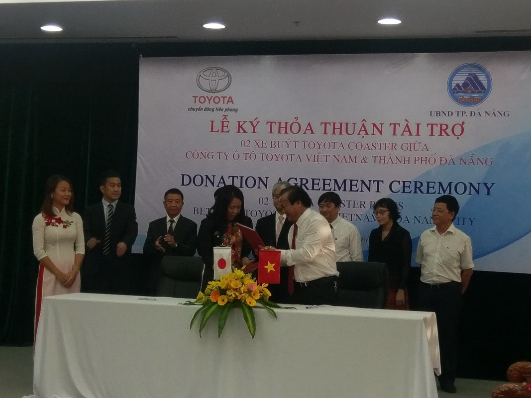 Toyota Việt Nam trao tặng xe buýt Coaster cho thành phố Đà Nẵng
