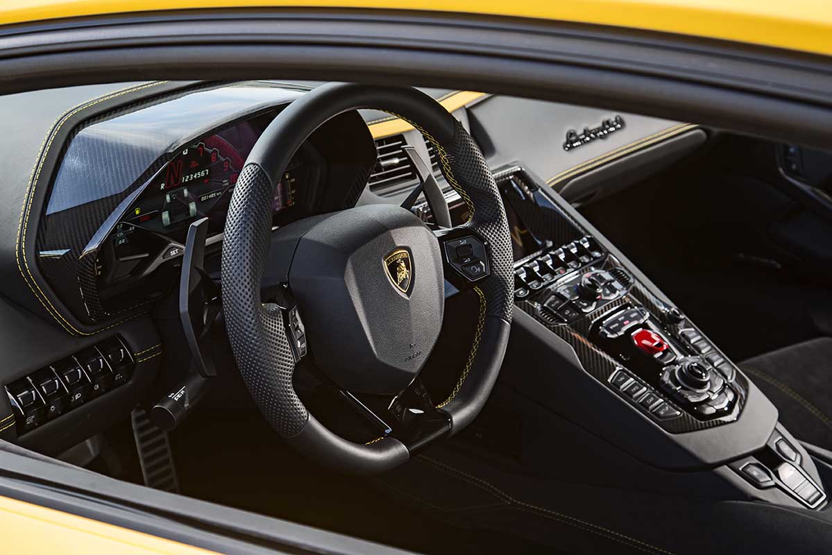 Đúng như chúng tôi kỳ vọng, nội thất Aventador S vẫn là màu đen sang trọng. Nếu bạn muốn phong cách riêng thì có thể chọn gói Ad Personam Program của Lamborghini. 