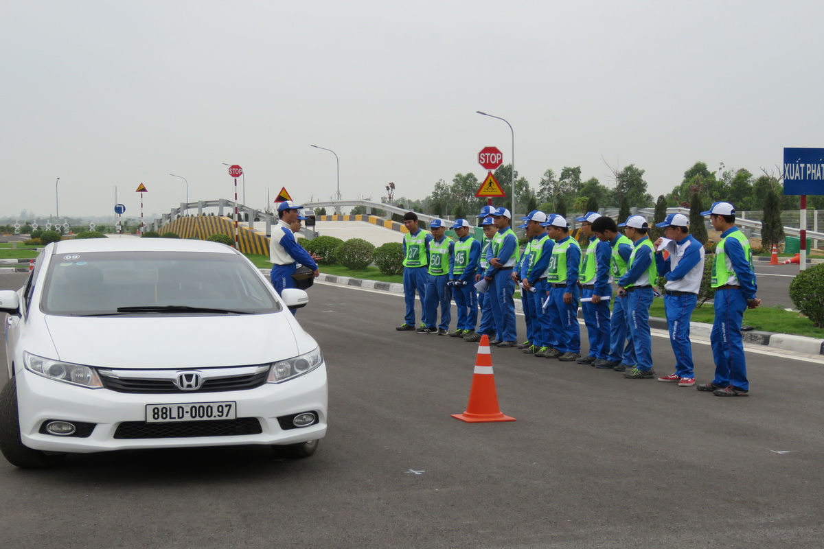 Xem chuyên gia Honda Motor Nhật Bản đào tạo kỹ năng lái xe cho cảnh sát giao thông Việt Nam