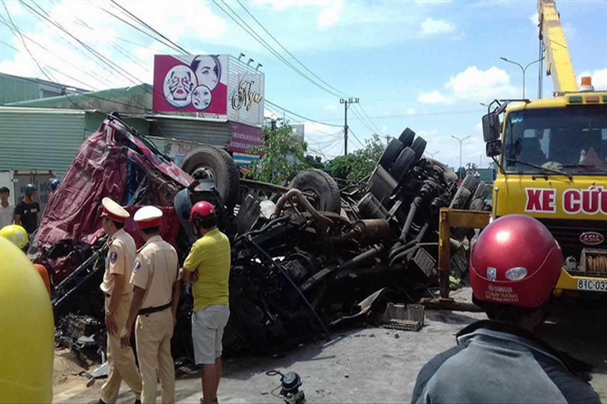 tai nạn kinh hoàng xe tải đâm xe khách khiến 12 người chết 