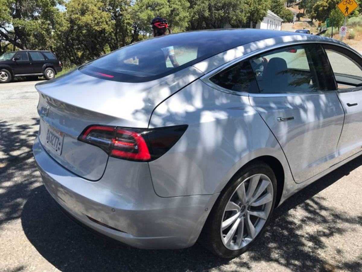 Tesla Model 3 đang được bắt tay sản xuất 