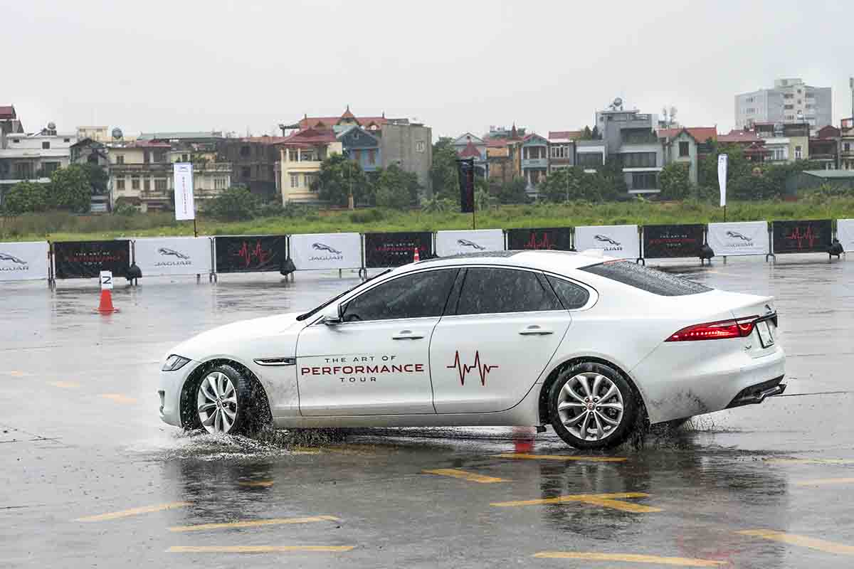 Jaguar lần đầu tiên tổ chức chương trình trải nghiệm tính năng cao The Art Of Performance cho các dòng xe của mình tại Việt Nam.Jaguar lần đầu tiên tổ chức chương trình trải nghiệm tính năng cao The Art Of Performance cho các dòng xe của mình tại Việt Nam.