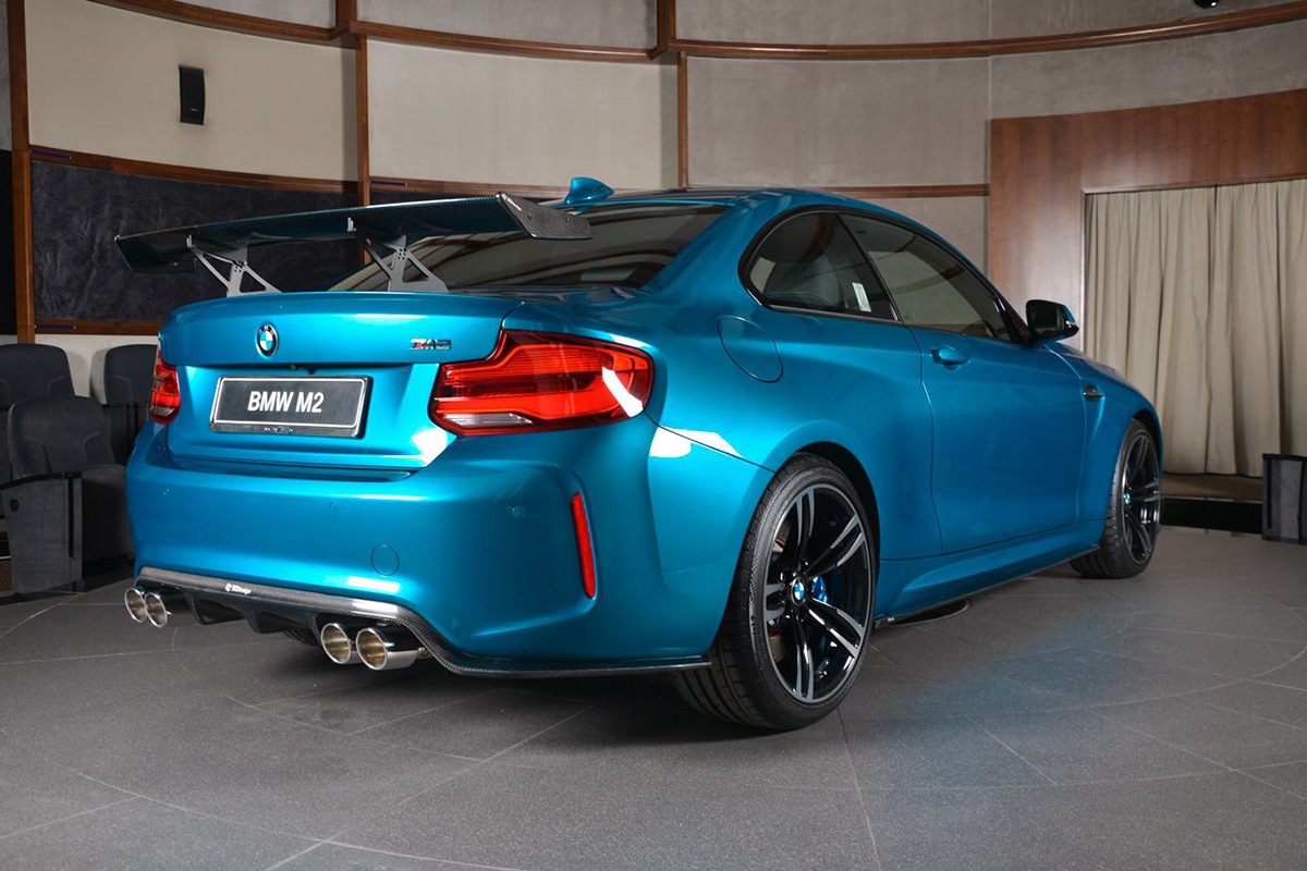 BMW M2 với gói độ aero kit màu xanh 