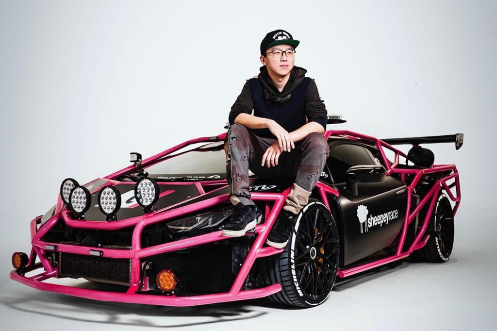 Alex Choi, Lamborghini Huracan - Cùng đắm mình trong thế giới siêu xe của Alex Choi với chiếc Lamborghini Huracan đầy sức mạnh và tốc độ. Xem hình ảnh này và đừng quên thở dài vào cảm giác đầy khoái trá khi lái xe với tốc độ nhanh nhất trên đường đua!