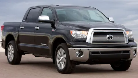 Toyota Tundra được vinh dự kéo tàu vũ trụ
