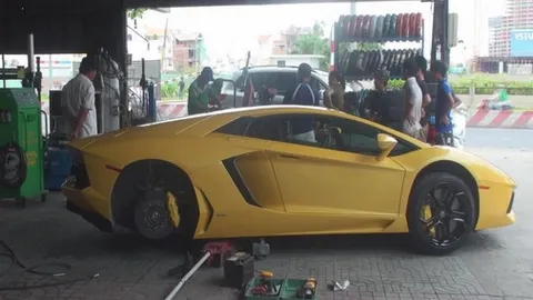"Siêu bò" Aventador thay lốp ở lề đường Sài Gòn