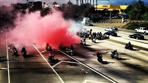 Dùng 250 xe mô tô để…cầu hôn bạn gái