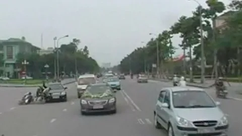 Ô tô húc văng xe máy như phim