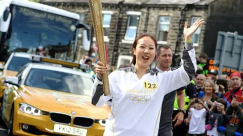 Ngô Phương Lan rước đuốc Olympic cùng BMW