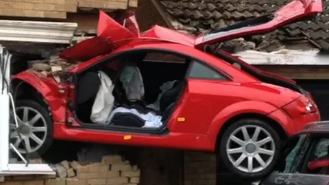 Audi "bay" vào nhà một cách kì bí