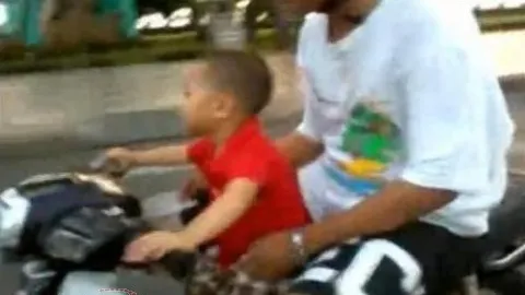 Clip bé trai đèo bố bằng xe máy