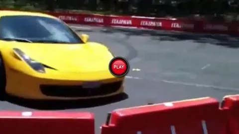 Ferrari 458 Italia lao thẳng vào đám đông