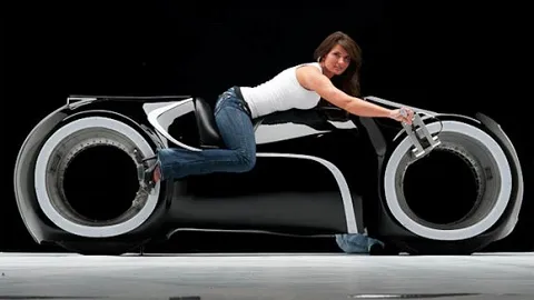 Tron Legacy LightCycle bị "làm giá" [Video]