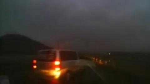 [clip] Một chiếc Hyundai Starex lao xuống sông