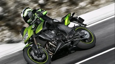 2 thế giới – 1 chiếc xe : Video đầu tiên về 2011 Kawasaki Z750R