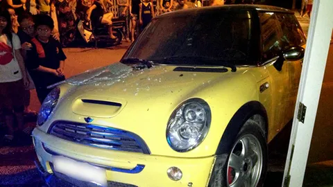 Ca sĩ Nguyên Vũ đâm Mini Cooper vào nhà dân