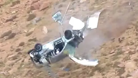 Rơi xuống vực trăm mét, lái xe vẫn sống sót