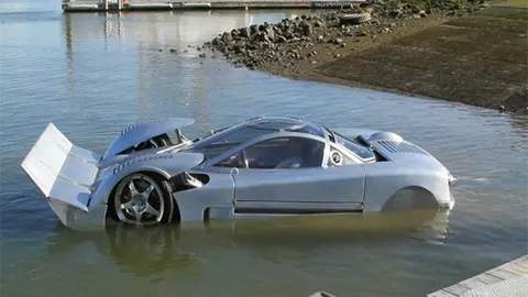 Siêu xe vừa đi trên cạn, vừa bơi dưới nước