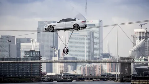 [Video] Jaguar XFS đi trên dây vượt qua sông 