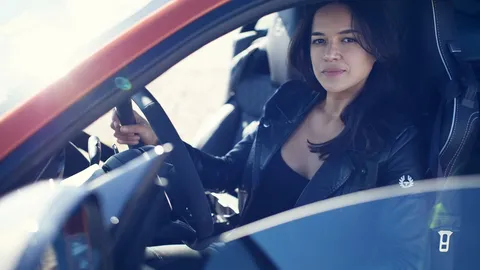 Nữ "quái xế" Michelle Rodriguez thử sức cùng F-Type SVR