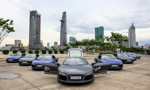 Ấn tượng với đội hình siêu xe Audi R8 diễu phố Sài Gòn