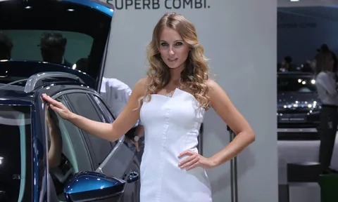 Album ảnh các người đẹp tại Frankfurt Motor Show 2015