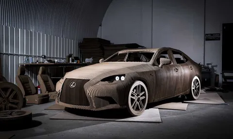 Ảnh Lexus IS từ bìa các-tông vẫn chạy tốt