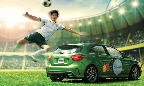 Huy Khánh ra sân “khoe tài cầu thủ” cùng Mercedes