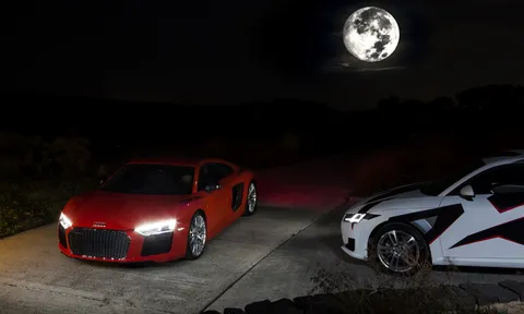 Siêu xe Audi R8 huyền bí dưới ánh sáng của siêu trăng tại Việt Nam