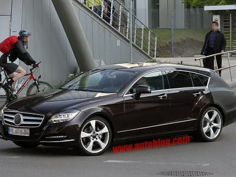"Xế lạ" của Mercedes lộ diện 