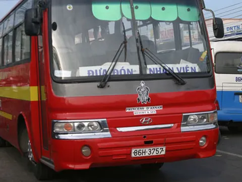 Bé gái hai tuổi chết thảm dưới gầm xe khách