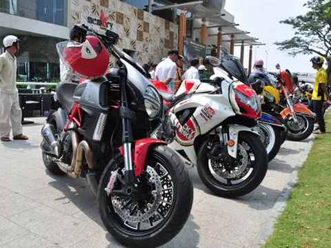 Thành viên tham gia đại hội môtô bị rơi xuống vực