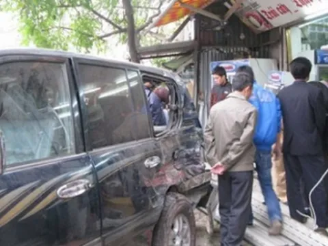 Xe bus húc Land Cruiser lao vào nhà dân
