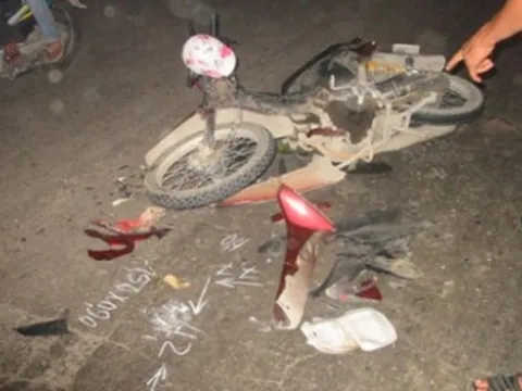 Lấn đường, xe máy bị đâm nát vụn
