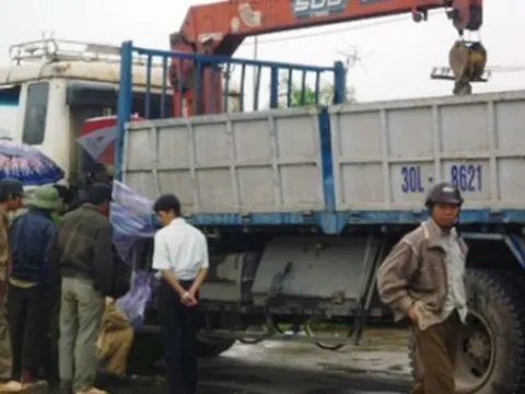Chết thảm dưới gầm xe tải