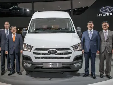 Hyundai giới thiệu xe van H350