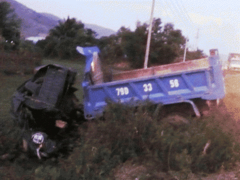 Lấn đường, xe tải đâm trực diện vào Container