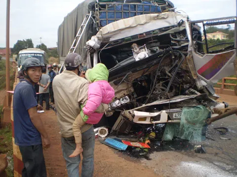 Vượt ẩu, xe tải gây tai nạn liên hoàn