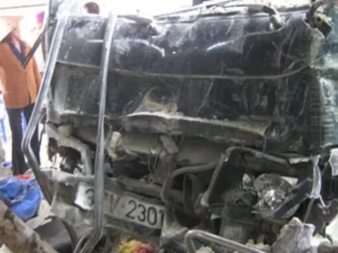 Phóng nhanh, xe tải húc đổ nhà dân