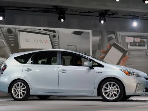 Prius V: Xe đa dụng, tiết kiệm nhiên liệu