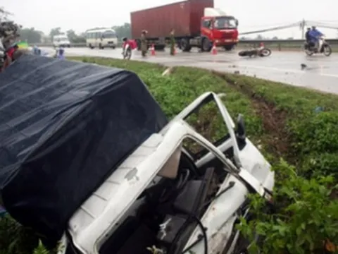 Tránh xe máy, xe tải lao thẳng xuống hồ