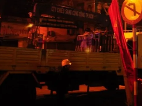 Xe tải 15 tấn húc đổ cột điện