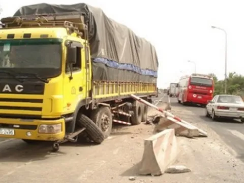 Hoa mắt, tài xế cho xe ủi nát dải phân cách