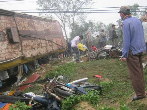 Nghệ An: Xe khách lật,15 người thương nặng