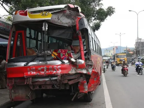 Dừng đèn đỏ, 3 xe khách đâm liên tiếp vào nhau