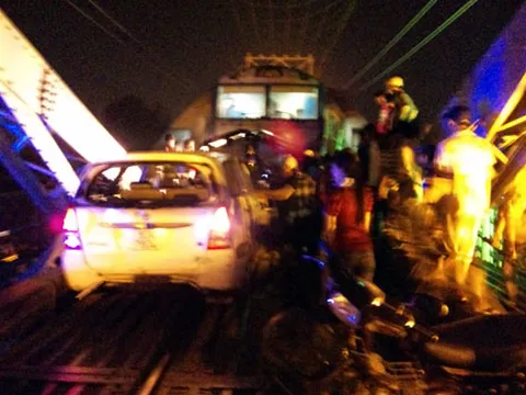 Hàng loạt xe máy, xe hơi bị hất tung trên cầu