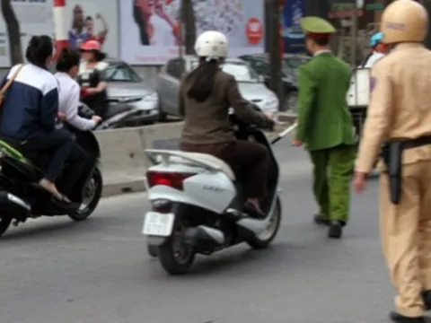 Học sinh cấp 3 rồ ga đâm thẳng vào CSGT