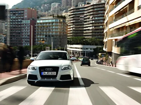 Audi RS3 Sportback nổi bật trên phố 